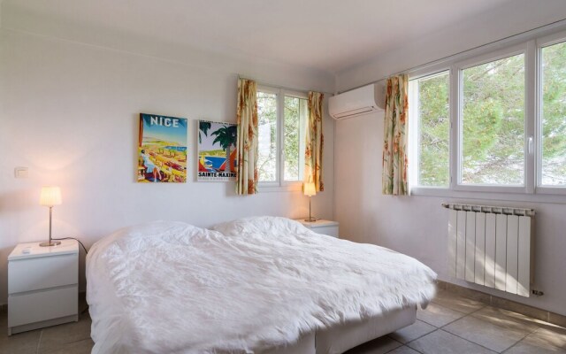 Spacious Villa in La Gaude With Swimming Pool