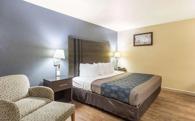 Econolodge Inn & Suites
