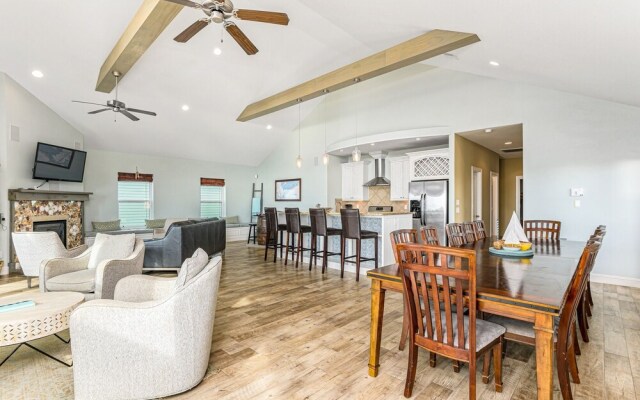 1 Holiday 4 Bedroom Home by RedAwning