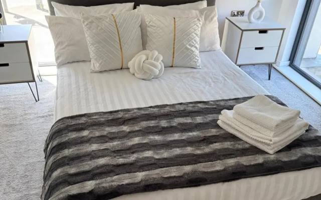 Stylish 2-bed Apt-private Parking-10mins to Centre