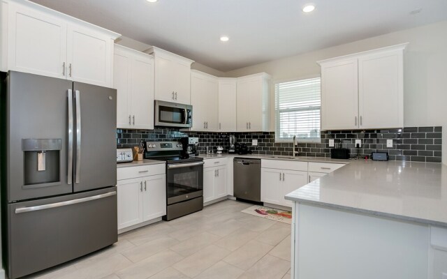 Contemporary Home w/ Private Pool& Spa!