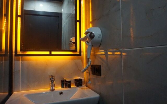 mana airport hotel