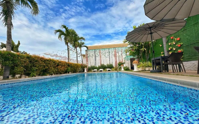 S&M Hotel