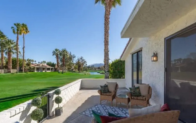 Stylish Condo With Golf Course Views