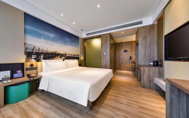 Atour Hotel High Speed Railway Station Maoming