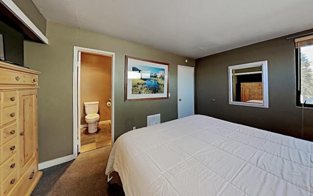 Large Upgraded 4 Bedroom Condo in Mammoth! Easy access To Hot Tubs, Pool, Sauna by RedAwning