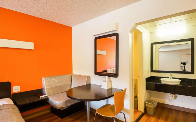 Motel 6-Blue Springs, MO