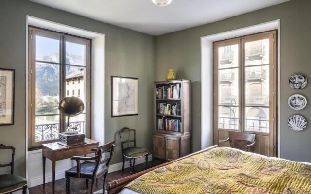 Luxury 2 bed apartment, central location with mountain views