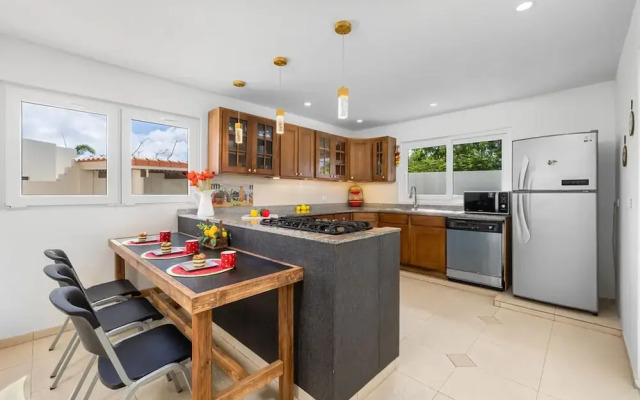 Spacious Renovated House Prvt Pool 5 min to Bch