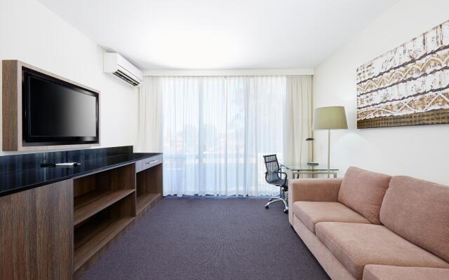 Holiday Inn Warwick Farm by IHG
