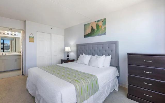 Deluxe Ocean and City View Waikiki Banyan Condo, Free Parking & Wi-Fi by Koko Resort Vacation Rentals