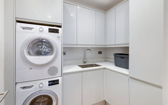 Modern Executive 5 Bedroom Home in Purley