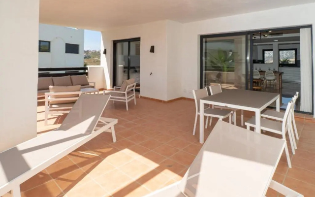 2306 - Brand new apt, walking distance to beach!