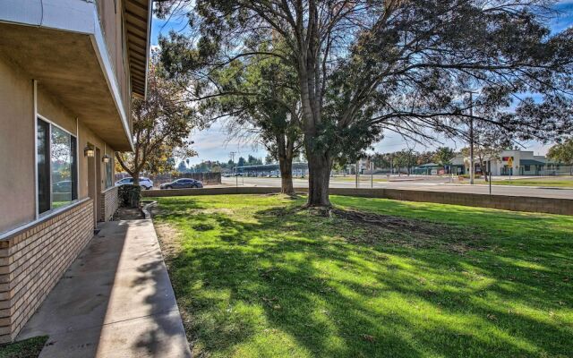 Comfy Bakersfield Townhome - Fire Pit & Patio