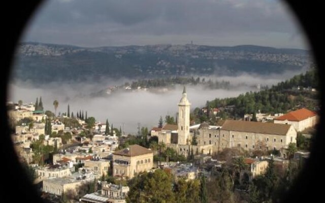 The Nest- romantic vacation home// Ein Kerem, Jerusalem