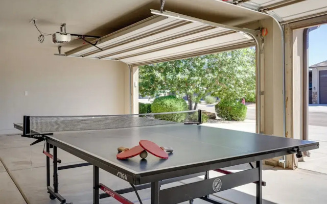 Hurricane Getaway w/ Private Pool, Mtn Views!
