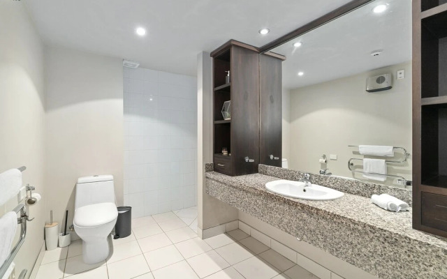 Lakeside Living - Modern 2-Bedroom Apartment