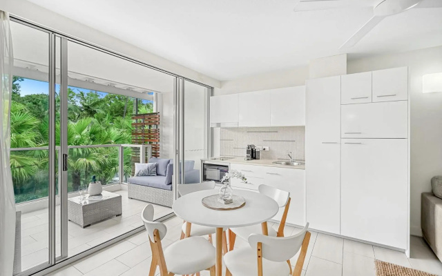 Belle Escapes- Drift Resort Beach View Suite 1304 – Balcony – Cairns