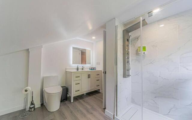 Cheerful 3 Bedroom House (4 Min Drive to Casino)