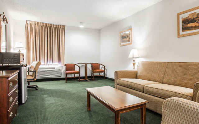 Econo Lodge Inn & Suites Fort Jackson area