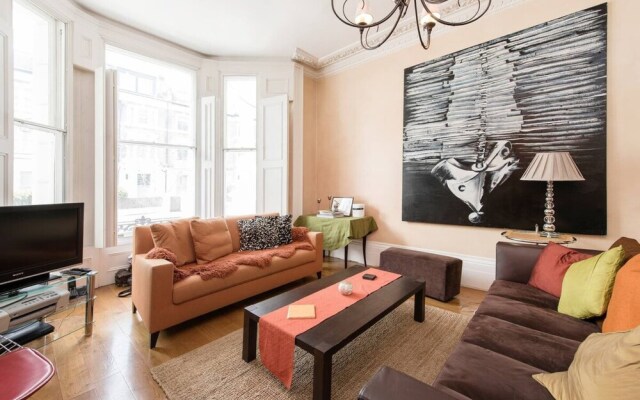 Inviting 1BD Hideaway Kensington Olympia!