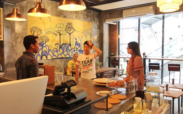Thonglor Travellers Hostel & Cafe