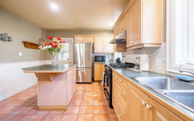 Cozy Houses in Downtown Toronto by GLOBALSTAY
