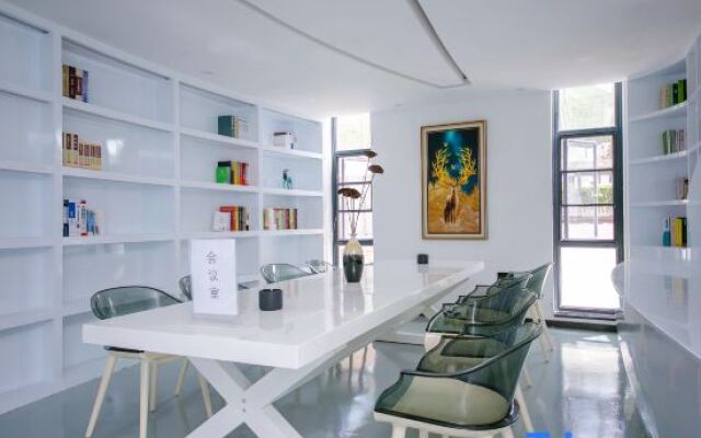 Yunzhiguo Yunduan Lakeview Holiday Hotel