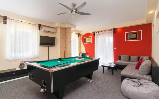 Nice Home in Split With Sauna, Wifi and 7 Bedrooms