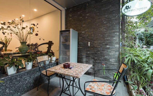 Narcissus Hotel and Apartment