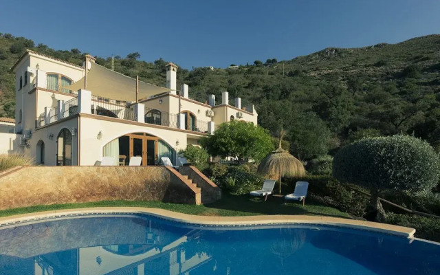 Luxurious 5 Bedroom Villa With Waterfall Closeby