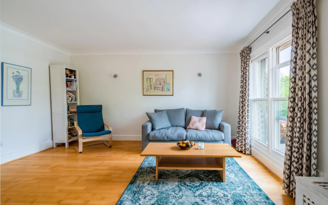 Pleasant Putney Home Close to the Tube Station