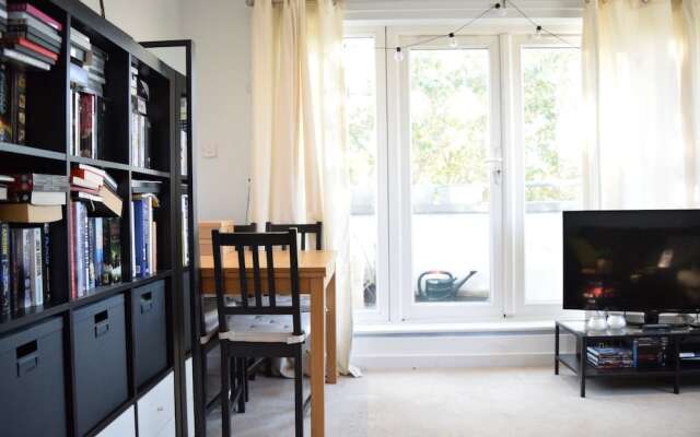 1 Bedroom Apartment in Clapham With Balcony