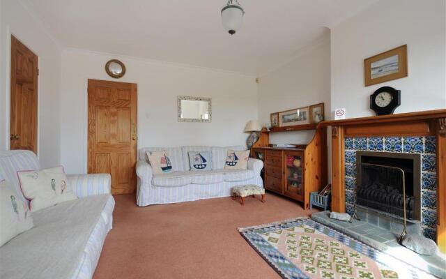 2 Kersbrook Gardens