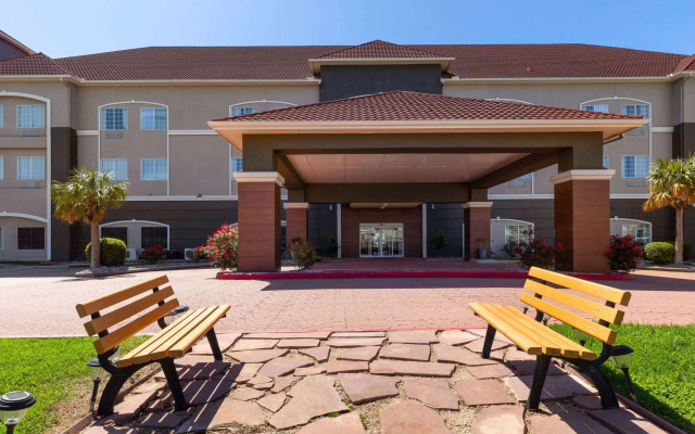 La Quinta Inn & Suites by Wyndham Deer Park