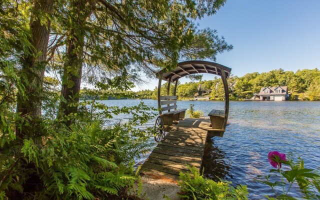 Magic on Little Go Home~3 bedroom cottage + guest cabin on 980 ft shore!