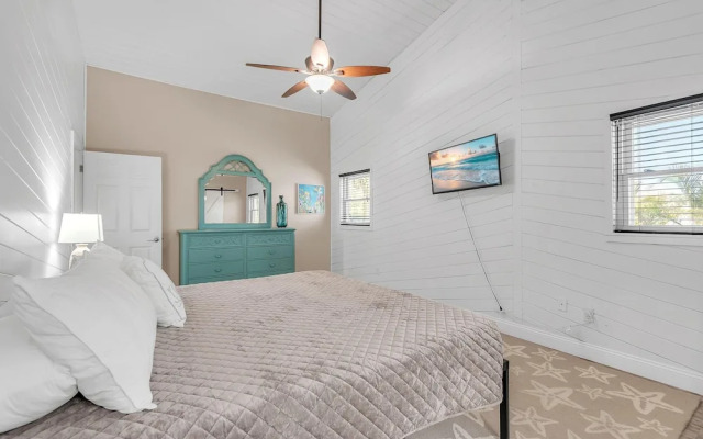 Bates Avenue House