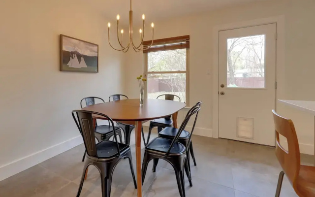 6 Mi to Dtwn Austin: Home w/ Screened Porch & Yard
