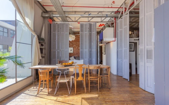 Wolroy House 405 by CTHA