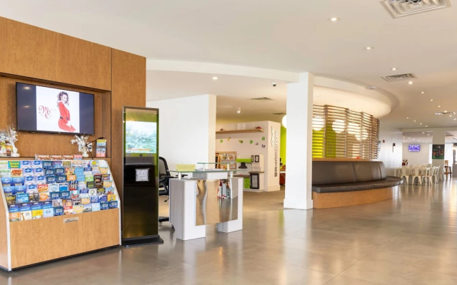 Entire Studio With Free Shuttle to Disney