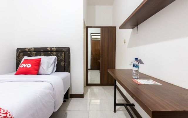 OYO 1598 Feby Inn Near RS Gandaria