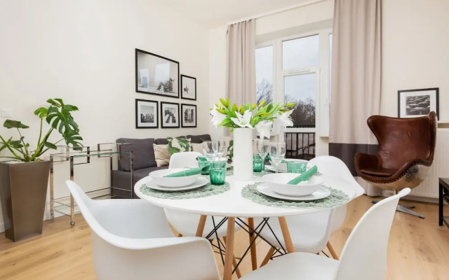 Apartment With Parking by Renters