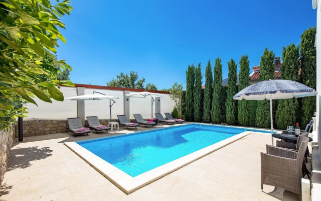 House Rose With Private Pool And Garden