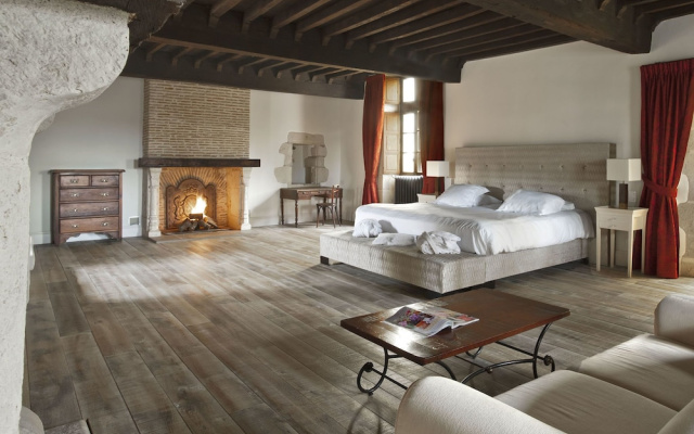 Grand Castle in Saint Caprais de Lerm with Sauna & Hot Tub