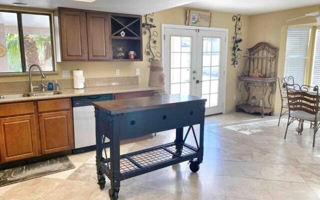 Ultimate Backyard-Pool/Spa. Slide. Lakeview. Ball