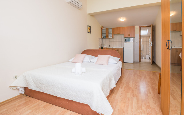 Beachfront Apartment Mira 3