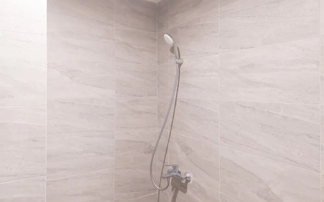 Good Choice And Homey Studio Apartment At Collins Boulevard