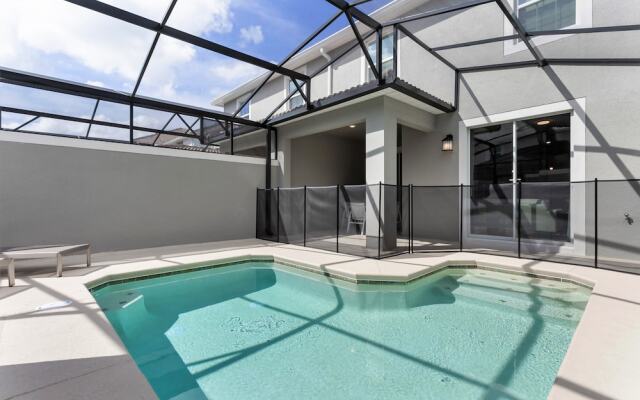 4bed 3Ba Storey Lake Home w. Pool