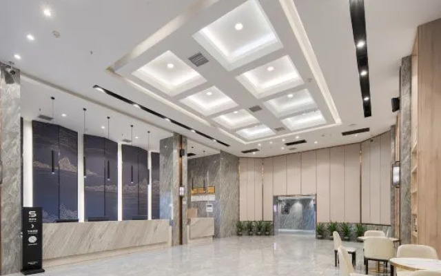 Licheng Heyi Hotel (Changsha Wuyi Square IFS International Financial Center)