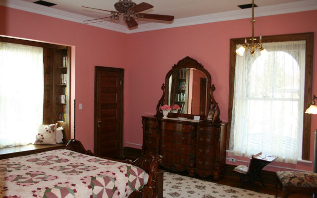 The Carriage House Inn Bed & Breakfast